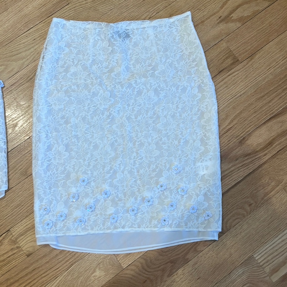 Majorelle Sz M white lace embillshed skirt never worn